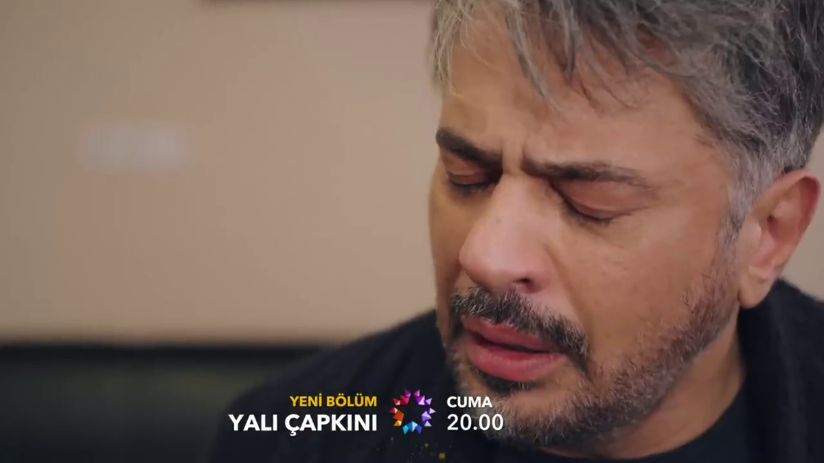 мужчина с ребенком со спины. отец и сын. всех пап на земле. отцовство актеры. дедушка и внуки живопись.