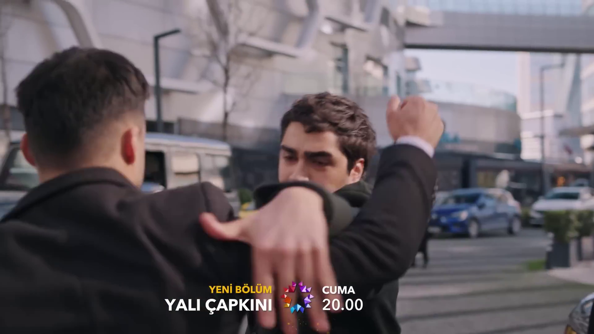 мужчина дарит цветы. лиам нисон и оливия уайльд шнурки. мужчины альфонсы. стоял перед женой на коленях. стоял перед женой на коленях.