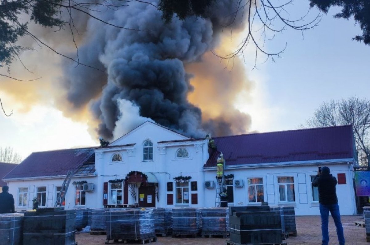    На Кубани около трех часов тушили пожар в ДК площадью 400 кв. метров