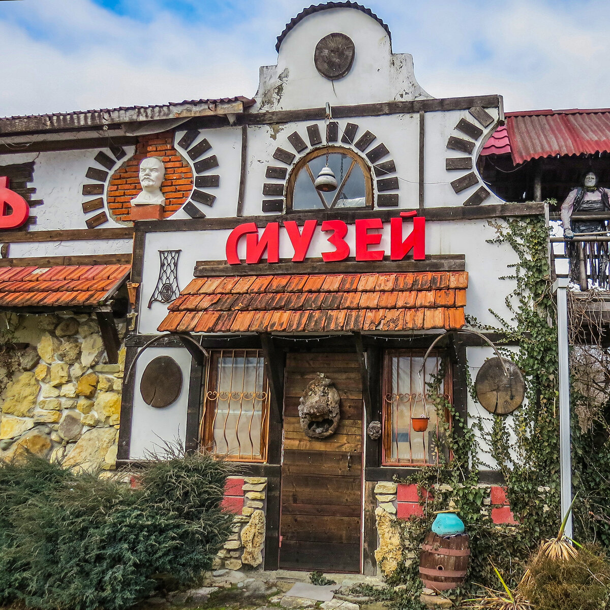 Вход в комплекс Беловодье, здесь и далее в статье фото автора. 