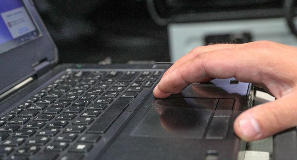 Специалист проводит диагностику электрооборудования авто с помощью компьютера. Фото: Bulkin Sergey / news.ru📷
