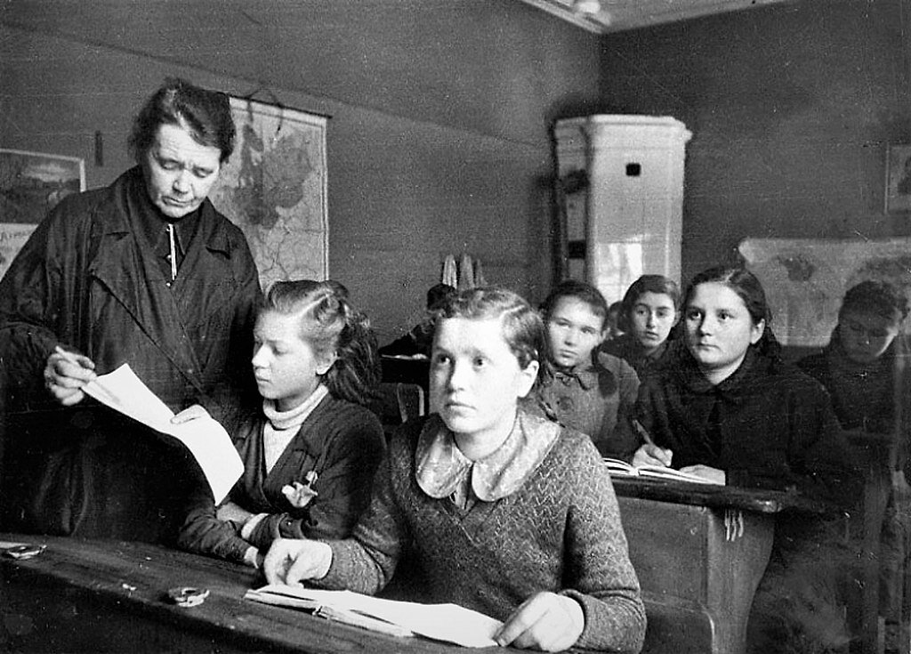 Школьный урок в блокадном Ленинграде. Источник фото: Яндекс картинки