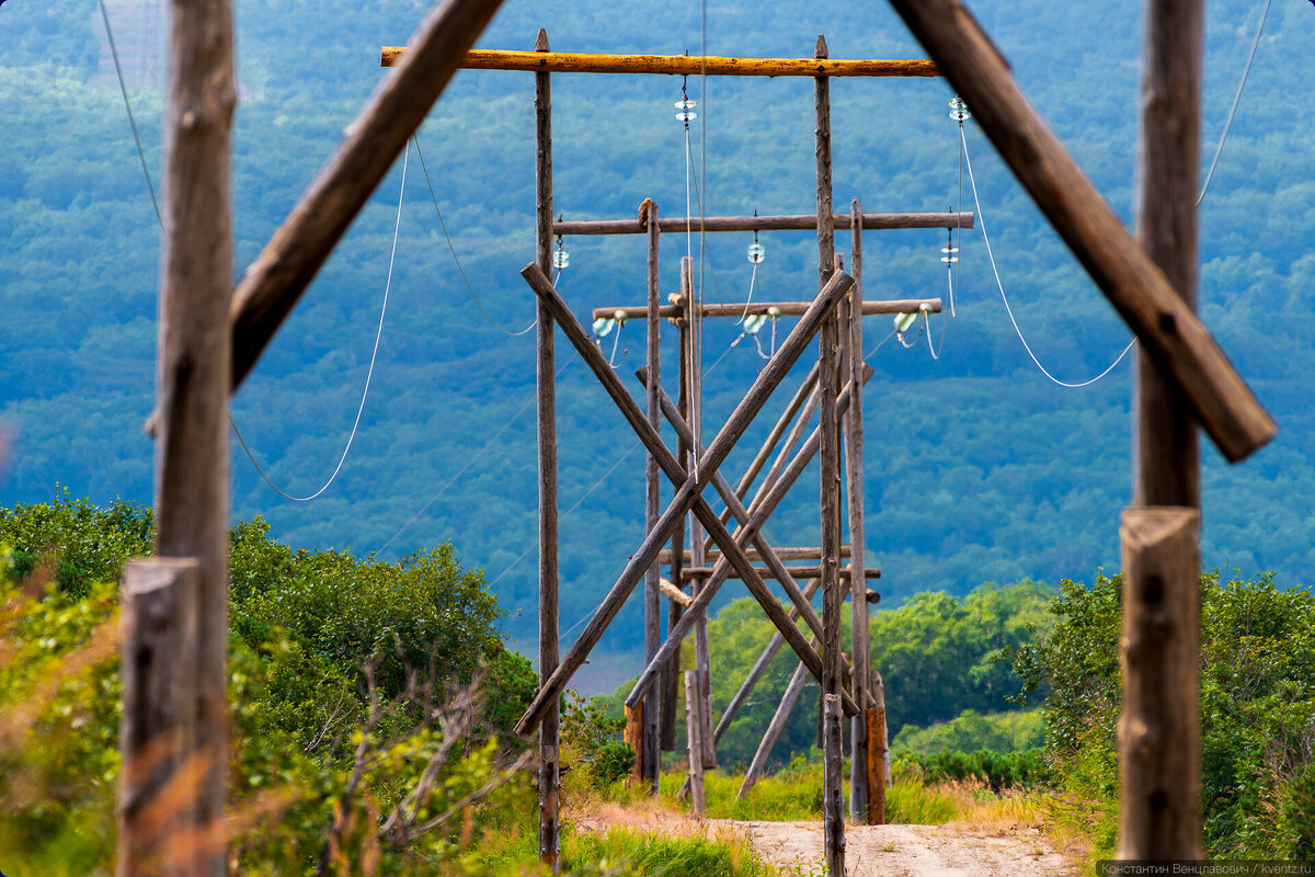 ЛЭП от электростанции на озере Толмачёва, Усть-Большерецкий район, Камчатка.