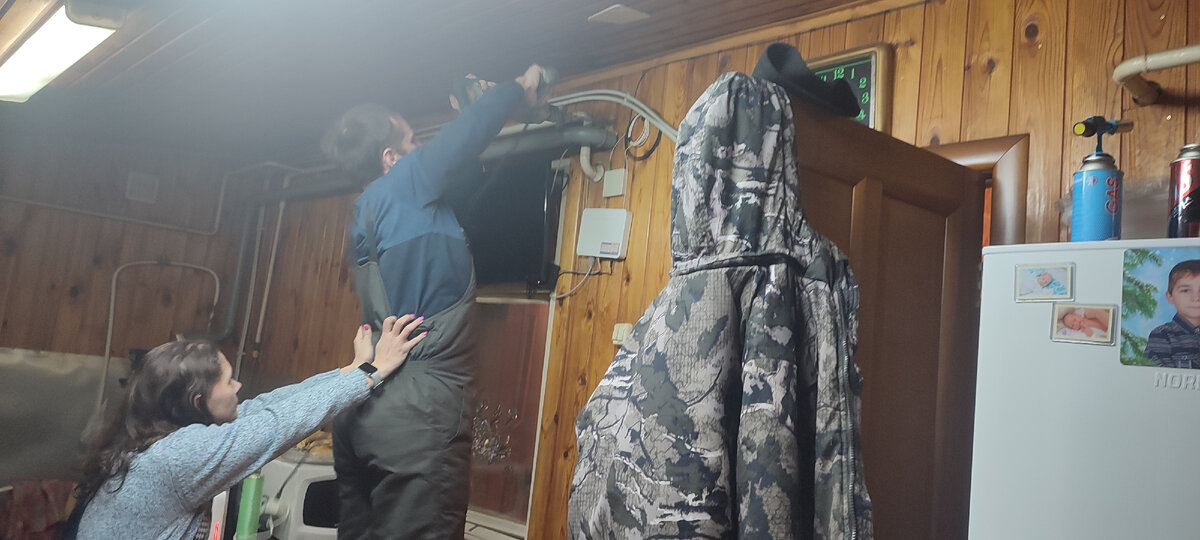 Дочь держит зятя, что бы он не упал со стула, так как идёт большая отдача при сверлении стены