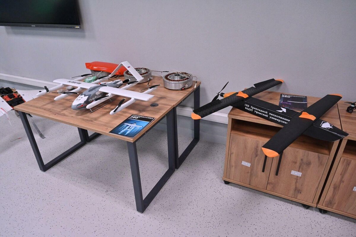 Вступление в сочинении. В-первую очередь как правильно писать. Как правильно написать по моему. Поэтому выделяется запятыми или нет. Как писать в первую очередь.