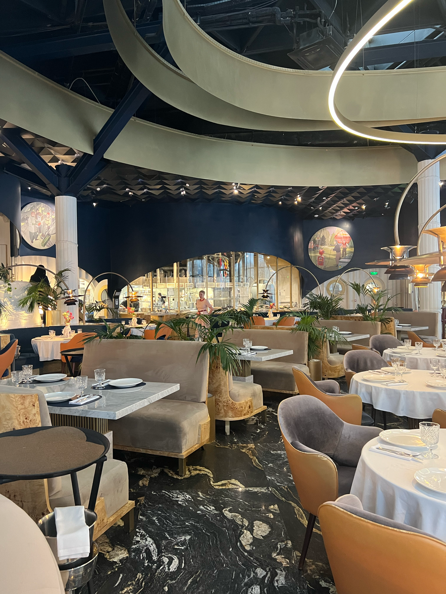 официант в ресторане. ресторанный бизнес. интерьер ресторан в стиле нью йорка сохо. лучшие рестораны мира. 2 лучших ресторана.