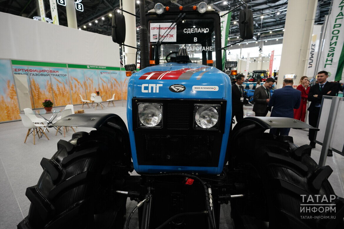 ​Рустам Минниханов попросил Минпромторг и Минсельхозпрод подумать над тем, как можно организовать работу по производству отечественной техники и запчастей на территории республики. Фото: © Салават Камалетдинов / «Татар-информ»