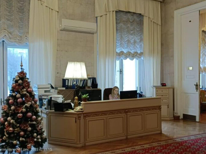 Стихи про ветер. Рано чувства в нем остыли ему наскучил света шум. Солнце спит и небо спит даже ветер не шумит. Презентация физминутки солнце спит и небо спит. Физминутка солнце спит и небо спит даже ветер не шумит.