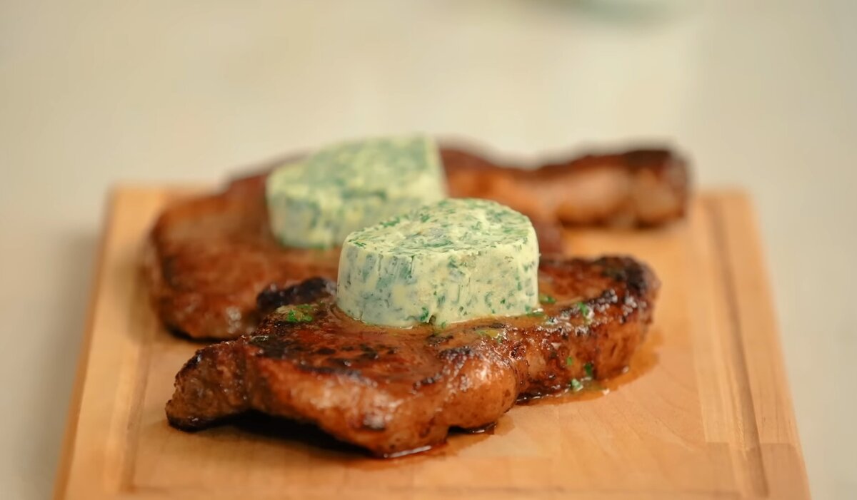 Антрекот свиной. Стейк филе миньон с овощами гриль. Бифштекс с луком. Жареный стейк с овощами. Подают бифштекс.