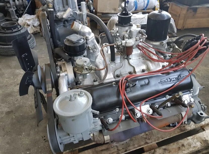 Базовый двигатель ЗИЛ-130 – это V-образный верхнеклапанный, мощность которого составляла 150 л. с. Его рабочий объем равнялся 5 969 куб. см. Двигатель был рассчитан на самый ходовой в СССР тех лет бензин А-76. Силовая установка оснащалась двухкамерным карбюратором К-88АЕ. 