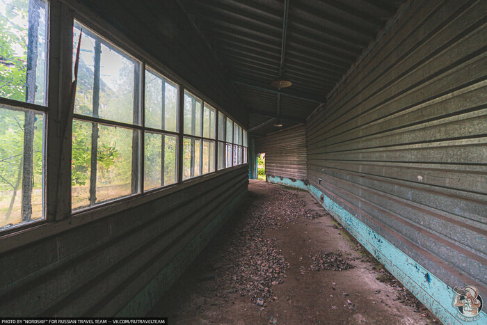 Под забором нашли. Заделать дыру под забором. Снежный прикоп закладка. Собака пролезает под забором. Наращивание забора из профнастила снизу.
