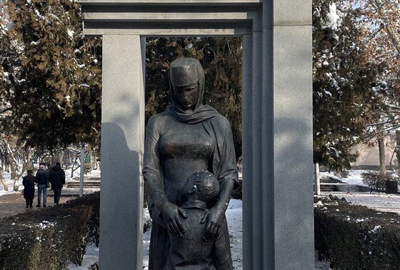    Памятник детям блокадного Ленинграда в Ереване