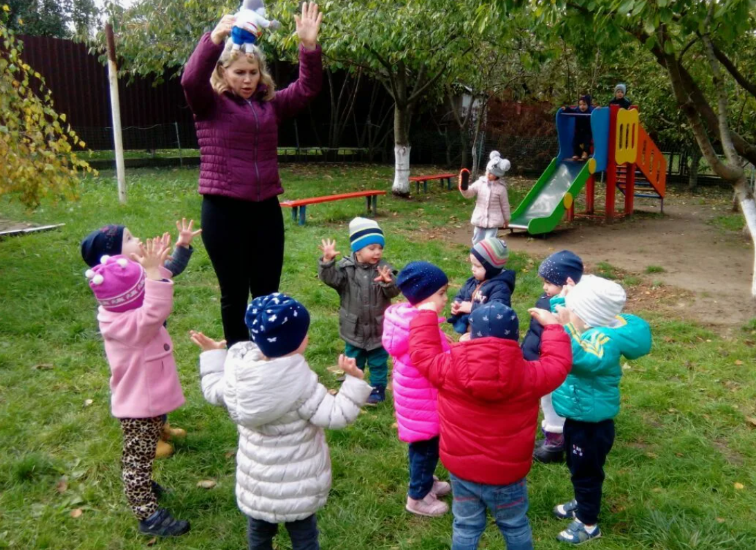Подвижные игры для воспитателей. Дети в саду. Дети на прогулке в саду. Дошкольники на прогулке. Игрушки для прогулки в детском саду.