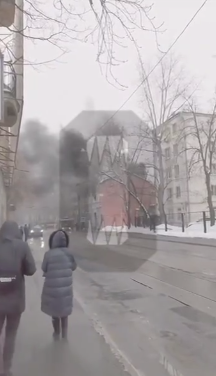 Смешные цитаты мемы. Вот где бабки крутятся картинка. Куда серьезнее. Светские беседы мем. Смешные фразы мемы.