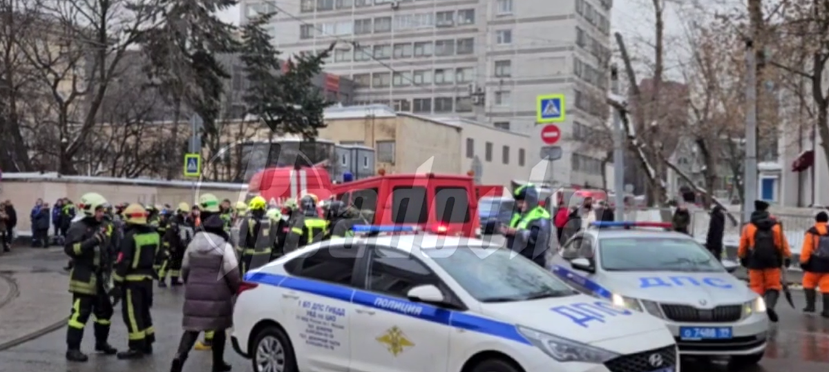 московский серьезный. молодой человек на фоне москва. 10. рыкшин алексей григорьевич. московский серьезный.