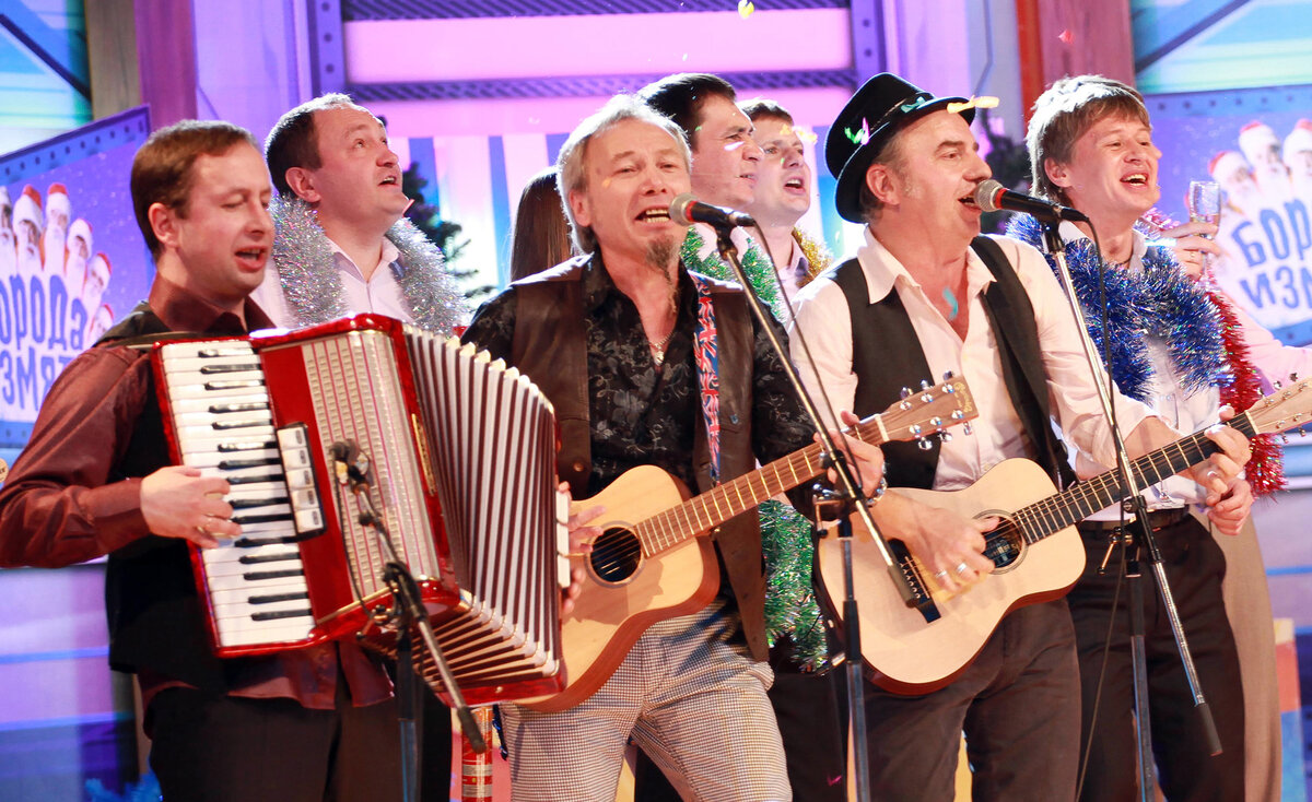 Компания подростков на улице вечером. Подростки избили девушку. Группа подростков ночью на улице. Девочка ночь распил. Девочка ночь распил.