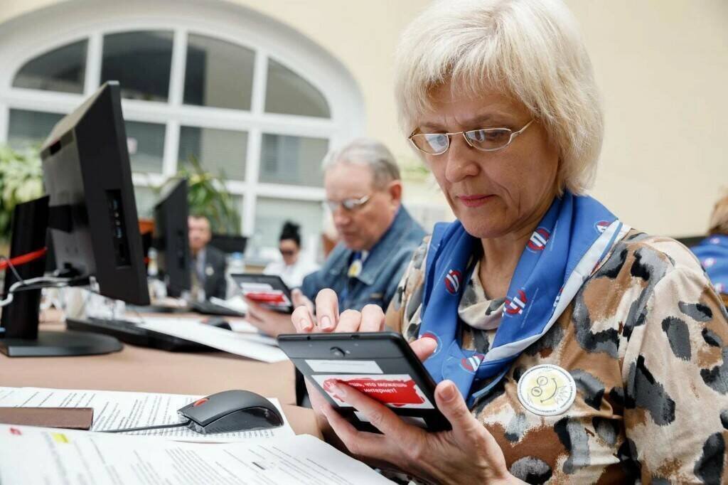 Стишок про пенсию прикольные. Веселые пенсионеры. Смешные стихи про пенсию. Цитаты бабы яги. Боюсь идти на пенсию.