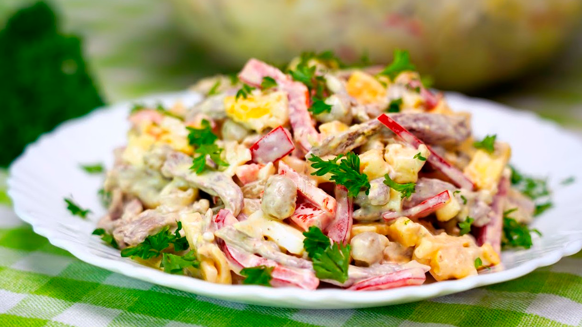 салат говядина лук мариновый. салат мясной с говядиной. салат французских цыган с виноградом. салат из маринованного лука. цыганский салат.