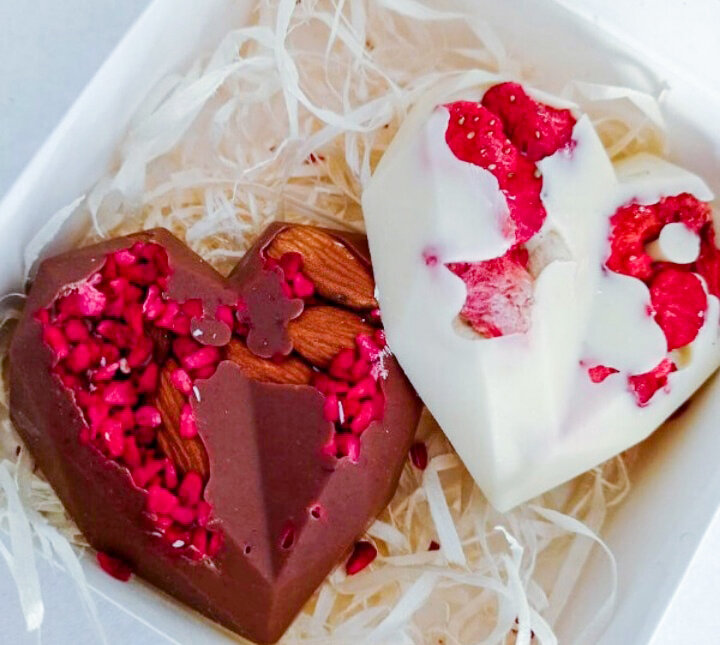 Шоколад 14. Сердце из бельгийского шоколада. Сердечки из бельгийского шоколада. Шоколад на 14 февраля. Шоколад ручной работы на 14 февраля.