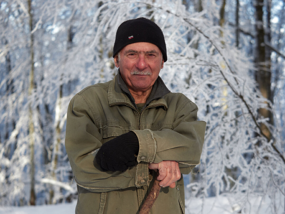 В лесу встретил Григория, в свои 76 лет он каждый день поднимается на Гребень Котх