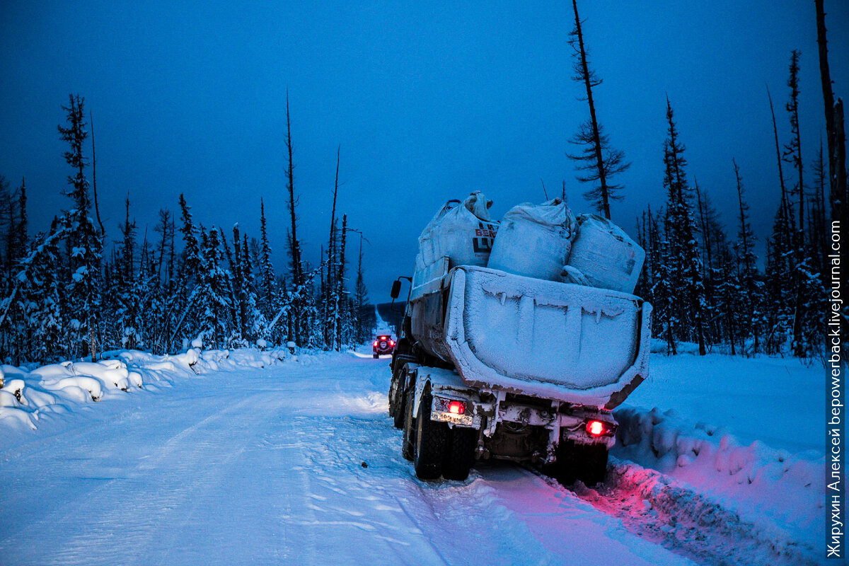 Так выглядит зимник, дорога из пресованного снега на болоте