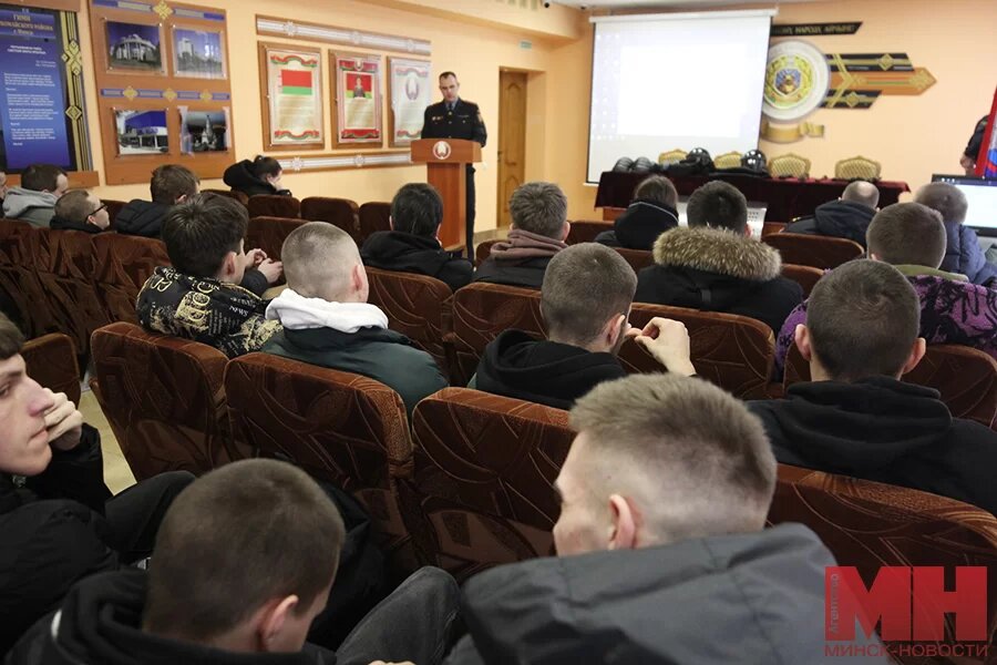 дверь прикол. дверь охраны. бункерная дверь из двух секций. вор домушник. охрана за дверью.