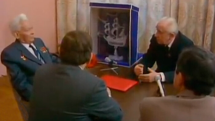 Кадр из программы «Время» - К.У. Черненко получает в подарок хрустальный фрегат