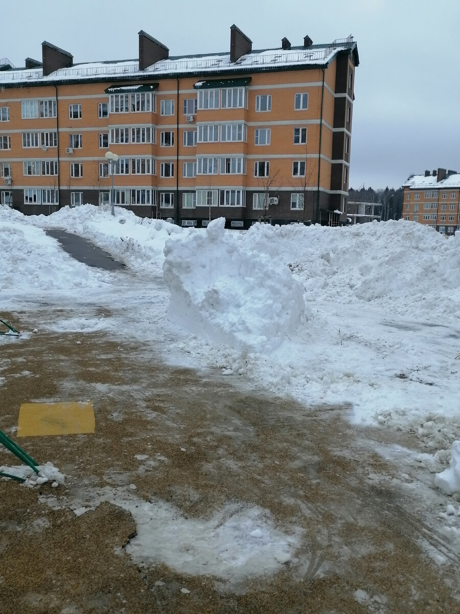 По одиноко стоящей глыбе можно оценить высоту сугроба.