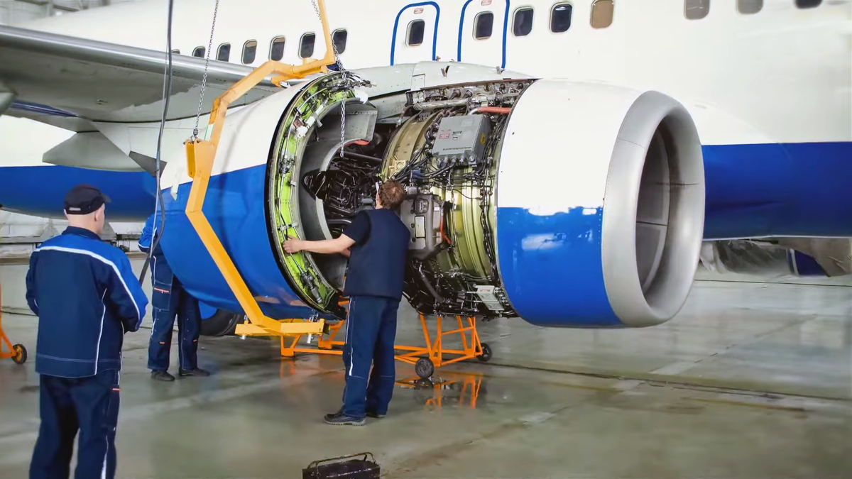 Боязнь летать на самолете. Что нельзя проносить в самолет. Самолет с пассажиром. Что взять с собой в самолет. Перелет бизнес классом.