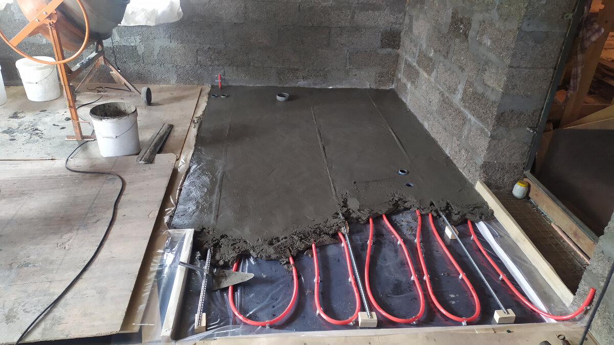 Справа вход в дом.