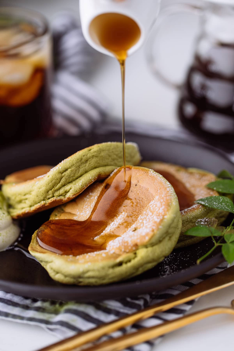 Блинчики-суфле с матча, политые кленовым сиропом