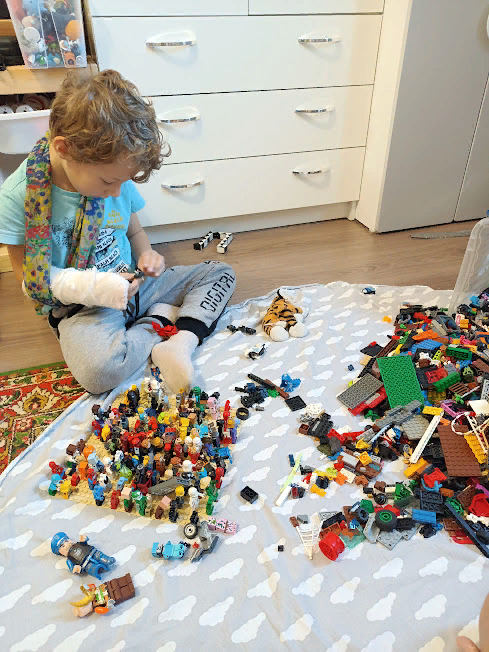 Сортировка конструктора. Lego sorter. Идеи для хранения лего деталей. Органайзер для хранения lego. Игровой стол лего.