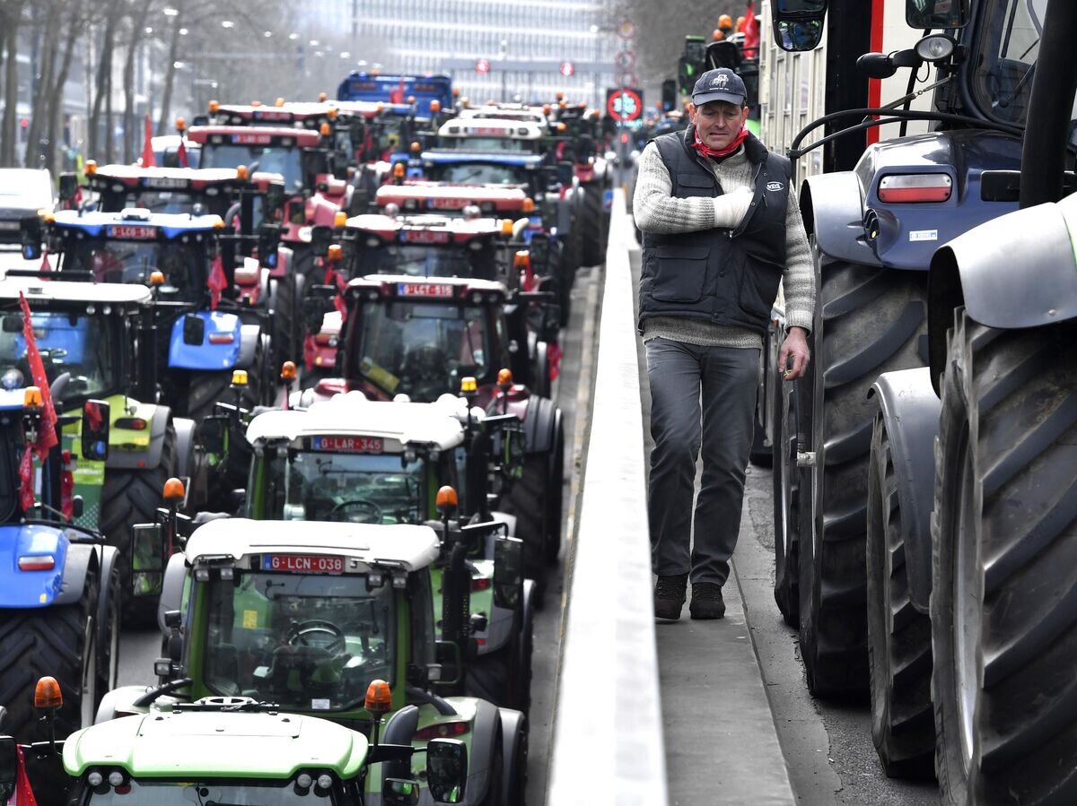    Фермеры во время демонстрации в центре Брюсселя© AP Photo / Geert Vanden Wijngaert