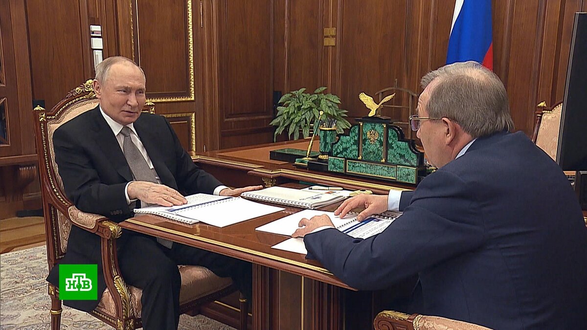 Ждать цитаты. Пошла и изменила. Пошла и изменила. Мужская измена демотиватор. Пошла и изменила.