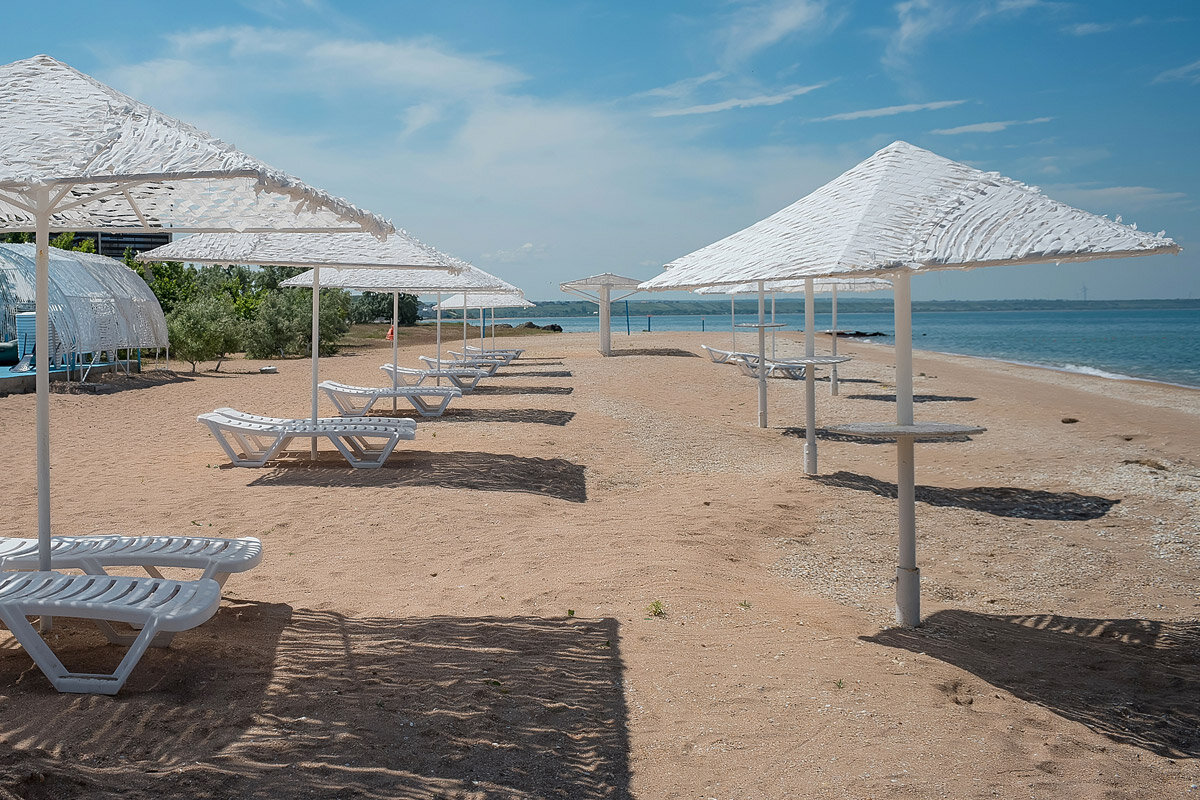 Апартаменты европа евпатория. Пляж отеля романова евпатория. Отели в евпатории на берегу моря. Евпатория лазурный берег 2022. Отели в евпатории на берегу моря.