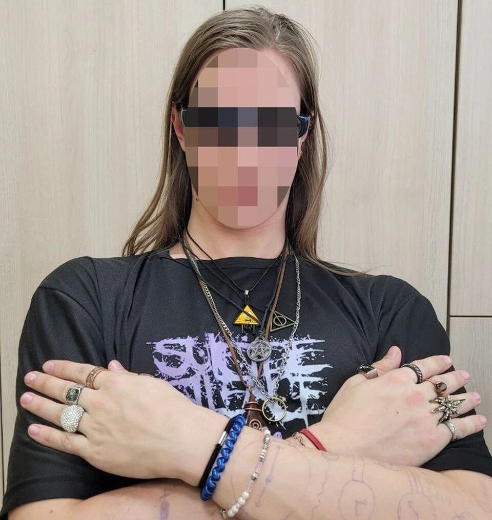 Девушка стала злая. Женщина кричит. Девушка стала злая. Злая девушка. Она долго плакала а потом стала злая.