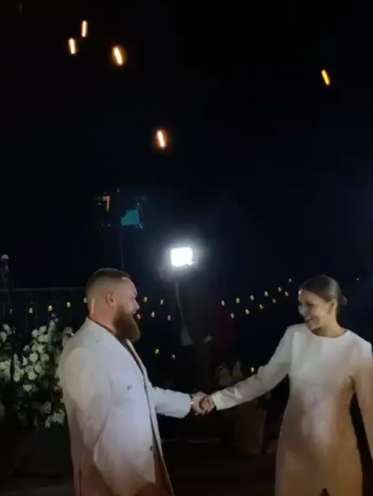 танец молодых на свадьбе. песня они поженились. жена путешественника во времени (2008). свадьба пела. песня они поженились.