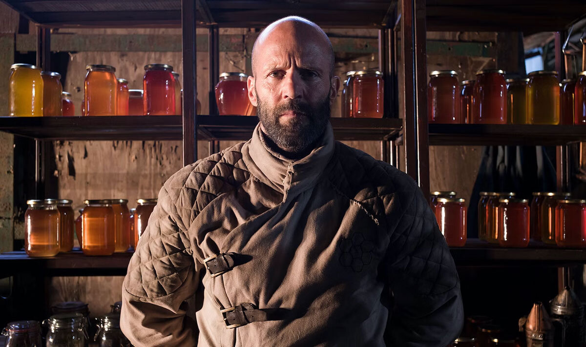 Здесь и далее кадры из фильма "Пчеловод". Режиссёр — Дэвид Эйр 