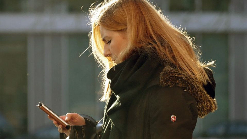     Девушка с телефоном. СС0