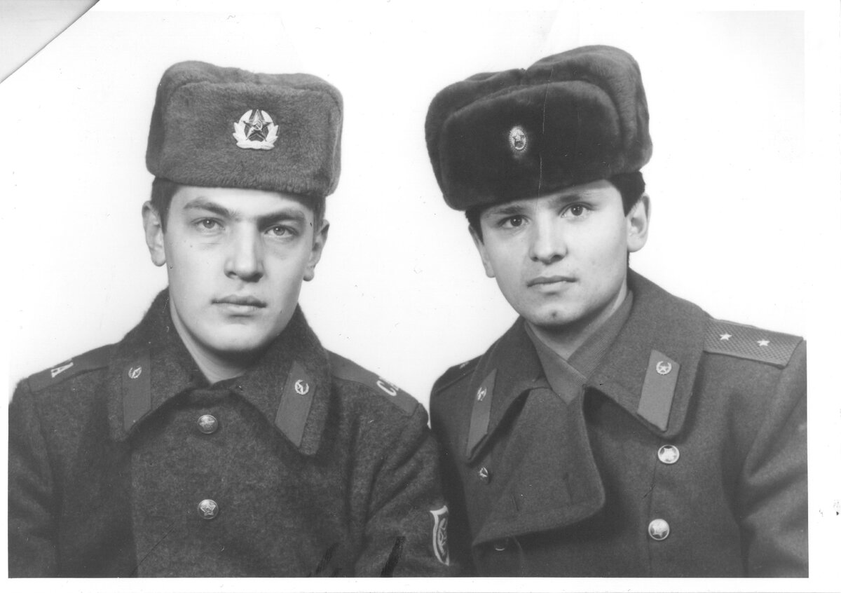 31.01. 86г. С земляком в немецком фотоателье. Мне 24 года...