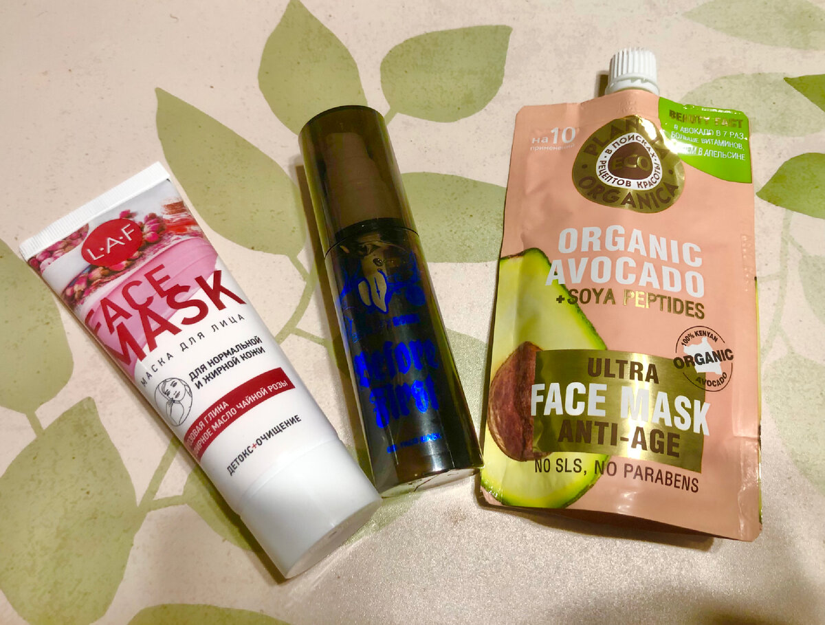 Мои маски для лица из «Магнит-косметик». Дизайн маски от «Beauty bomb»(посередине) это просто фиаско! Вы не представляете, как долго я корячилась с фотографированием и обработкой, чтобы она не была черным пятном…