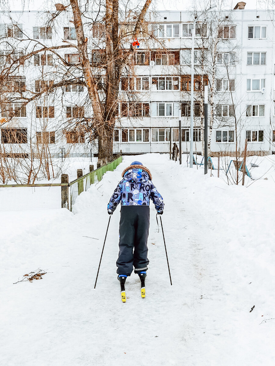 Андрей встаёт на лыжи