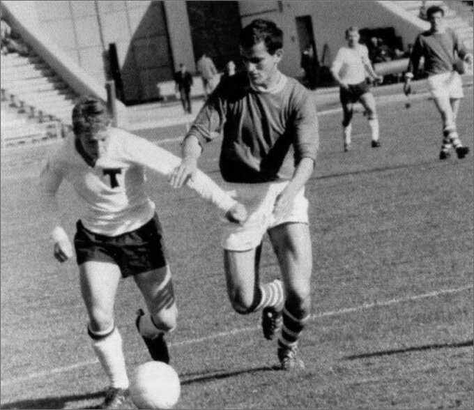 «Торпедо» - «Арарат» (Ереван) – 4:3. С мячом автозаводец Виктор Алексеев.