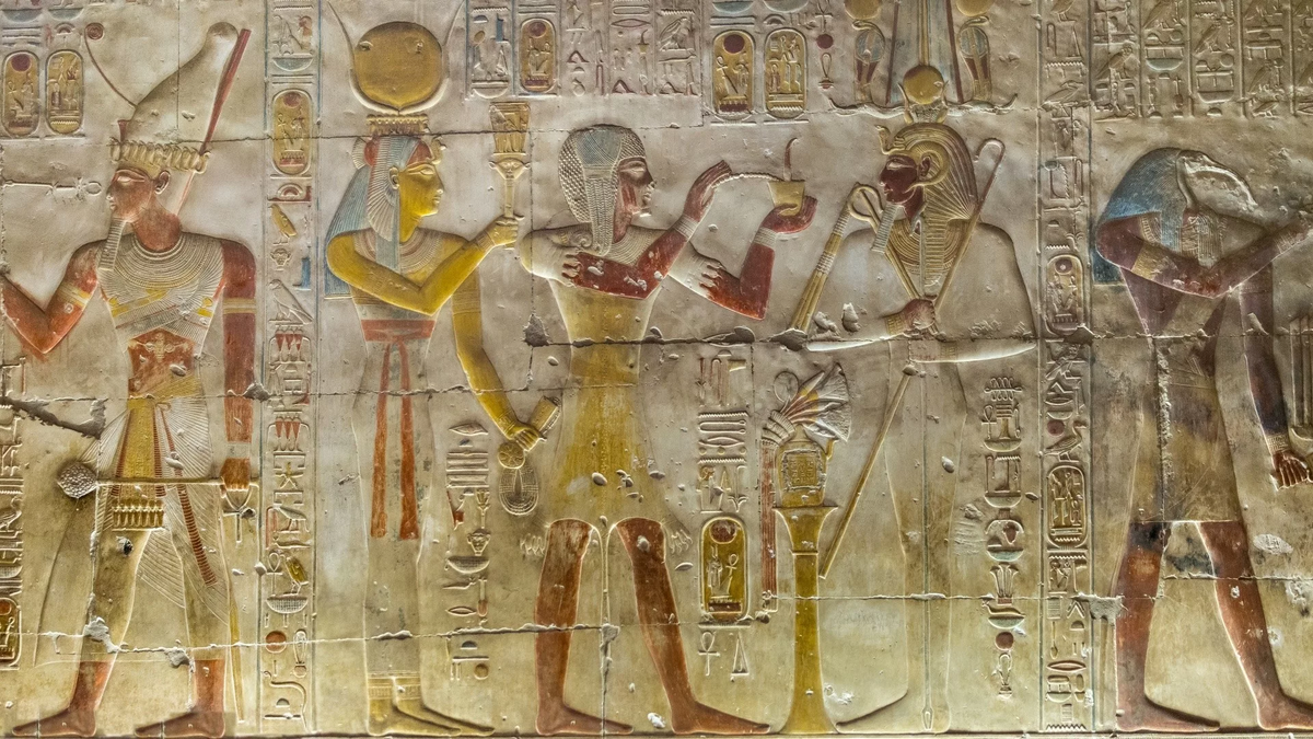 Гробница клеопатры мумия. Мумификация фараонов древнего египта. Богиня мумии. Вархаммер фэнтези египет. Фараон осирис.