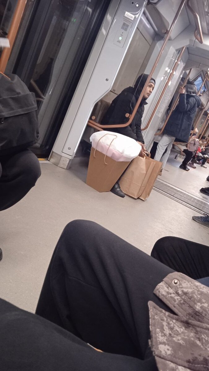 Цветы и подарки. Фото из открытых источников сети Интернет 