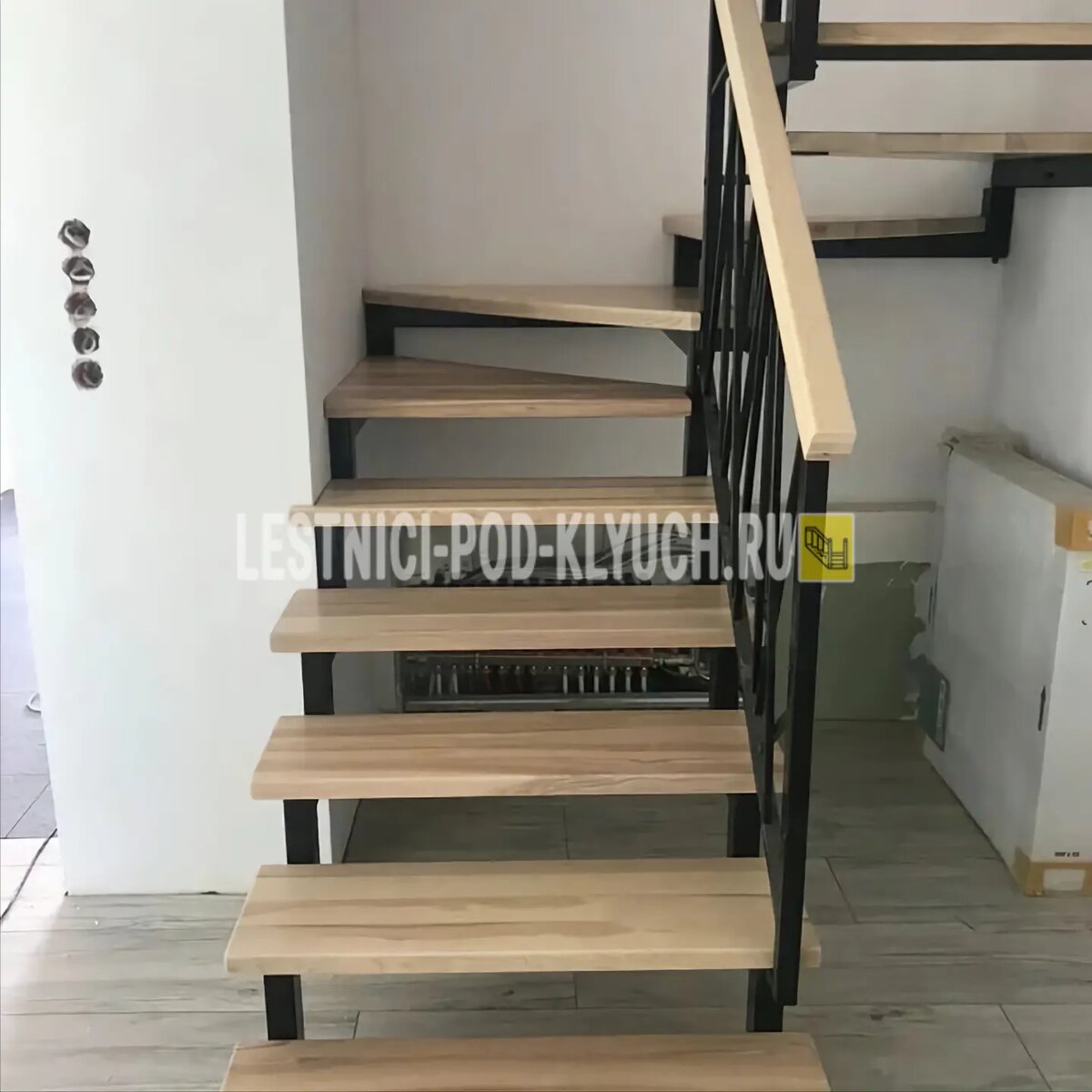 Принимаем звонки: пн-вс с 8:00 до 21:00 (+7 499 490-72-90). Электронная почта: info@lestnici-pod-klyuch.ru