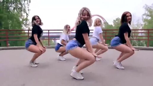 Танцующая девушка. Современные танцы. Зажигательный танец девочки. Зажигательный танец девочки. Прикольный танец девочки.