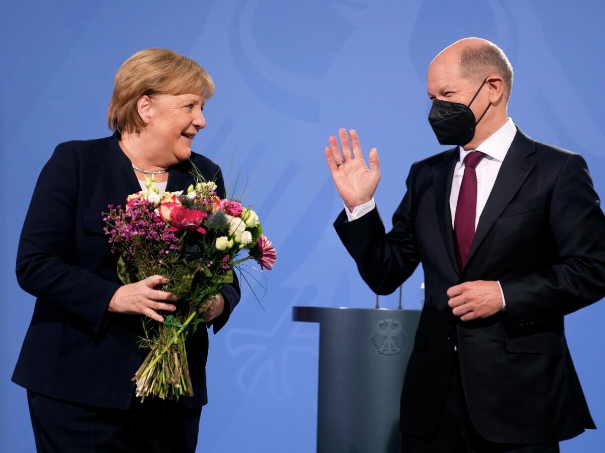   Бывший канцлер Германии Ангела Меркель и новый канцлер Олаф Шольц в Берлине© AP Photo / Markus Schreiber