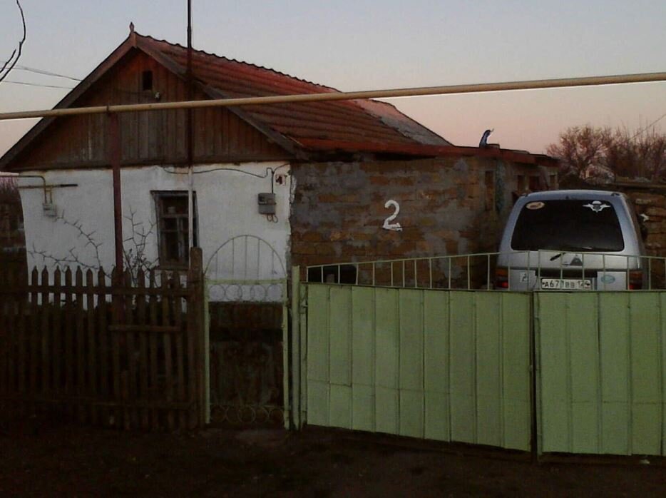 Первым делом покрасили ворота.