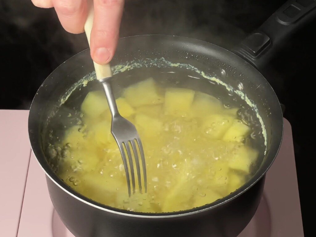  Сегодня у меня очень интересный рецепт для истинных любителей картофеля — аппетитные и сытные картофельные шарики с сырной начинкой.-2-2